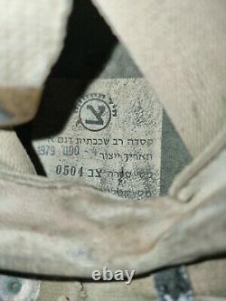 L'armée Israélienne De Tsahal A Utilisé Un Casque Balistique Avec Mitznefet Camo Couvert D'insignes