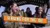 Le Chanteur Israélien Se Comporte Avec Le Commandant De Combat Féminin D'idf