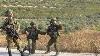 Les Soldats Israéliens Cheer Après Sa Prise, Un Palestinien Protester Dans Le Village De Madama