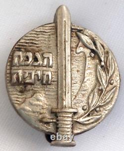 Rare 1950's Haganah Haifa Pin Badge Idf Zahal Israel translates to 'Insigne rare des années 1950 de Haganah Haïfa, Idf Zahal Israël' in French.