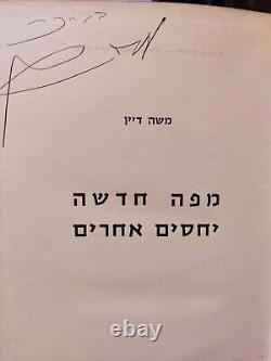 Signé 1er 1969 Moshe Dayan Ministre de la Défense d'Israël Livre en hébreu 2 Autographes Tsahal